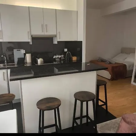 Pour 1 à 4 Pers Localisé Dans Un Quartier Chic *